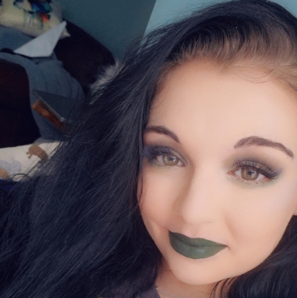 Meet your Posher, Emily - Picture 2 of 3